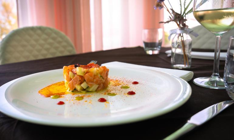 Tartare di salmone con verdure, vino bianco e decorazioni.