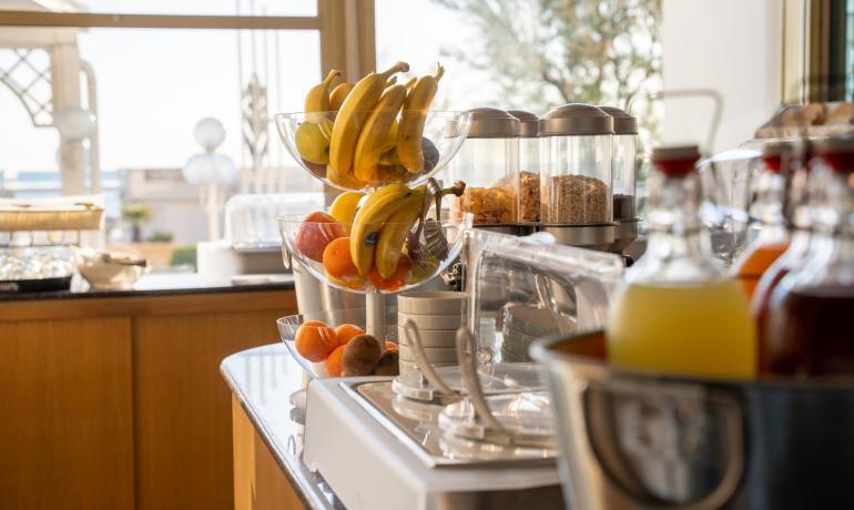 Buffet con frutta fresca, cereali e succhi di frutta.